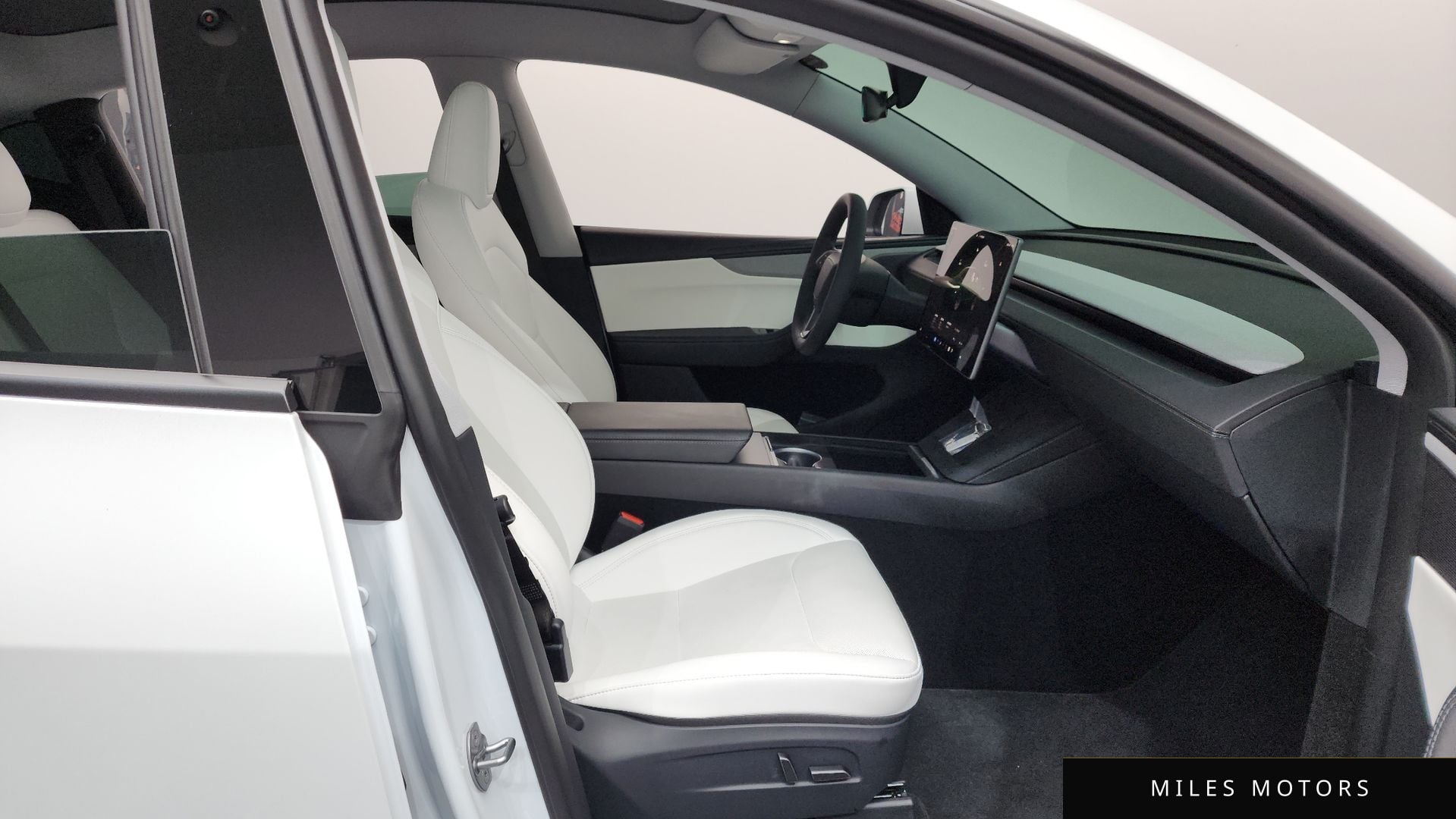 Tesla Model Y 2025 — миниатюра 11