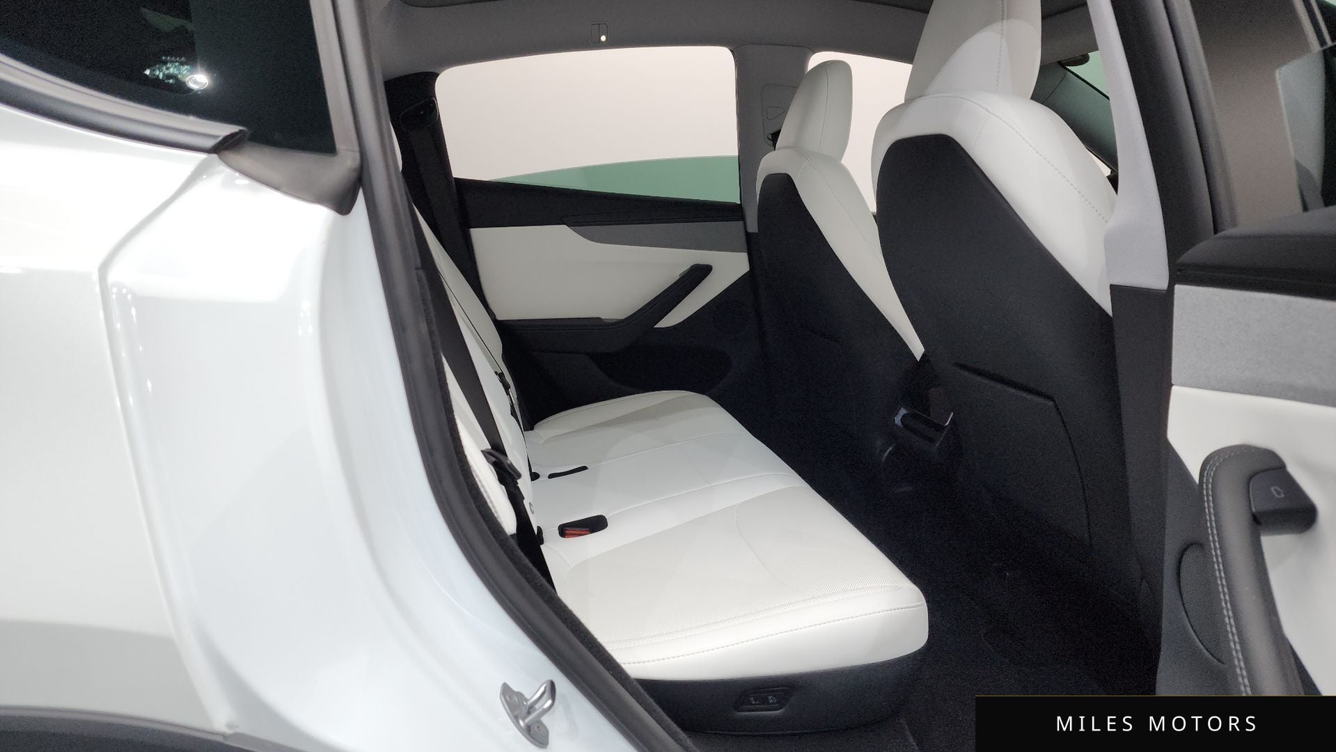 Tesla Model Y 2025 — миниатюра 12