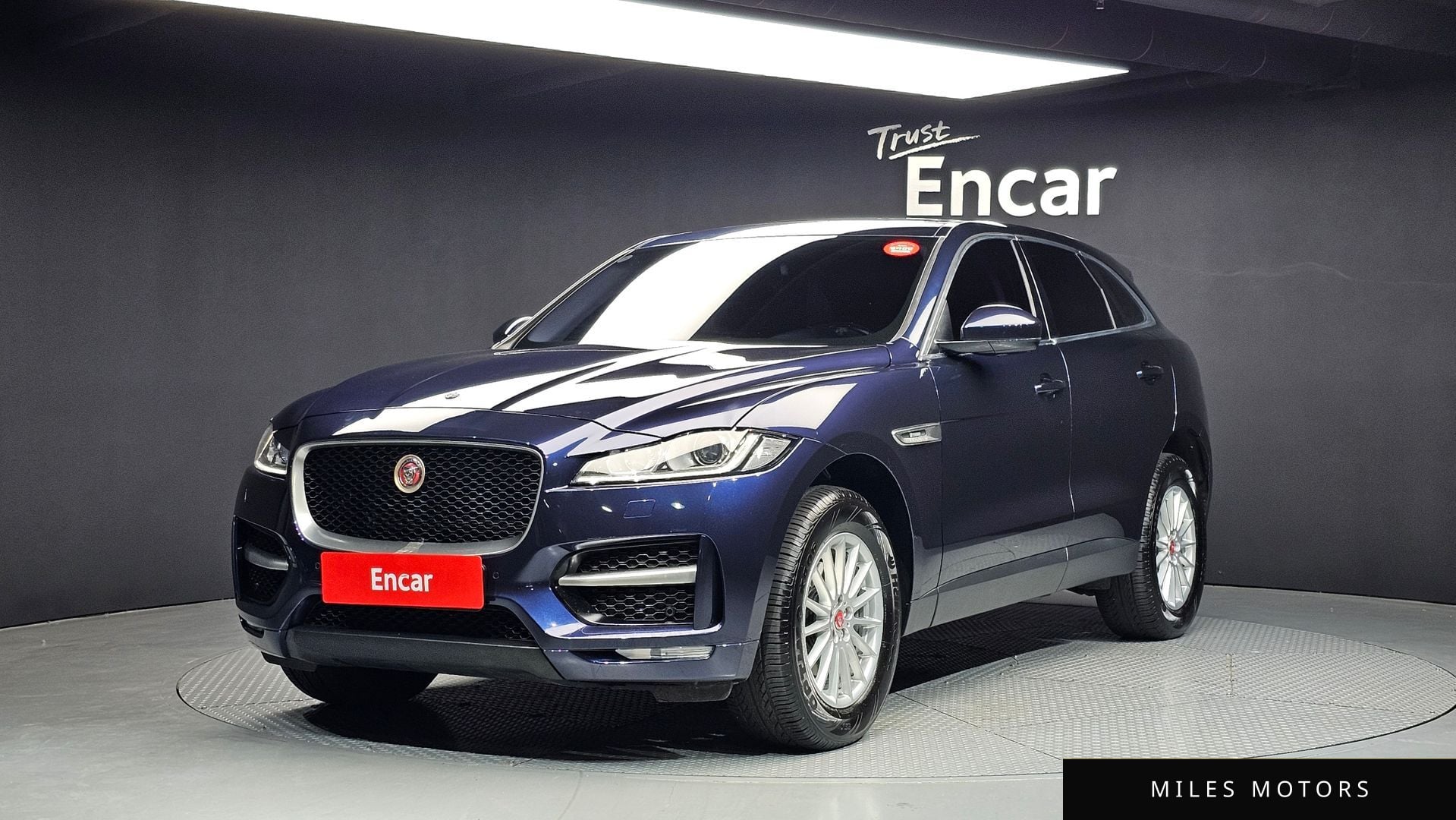 Jaguar F-PACE 2017 — фото 1 из 12