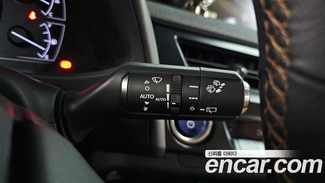 Лексус UX250h 2019 — миниатюра 18