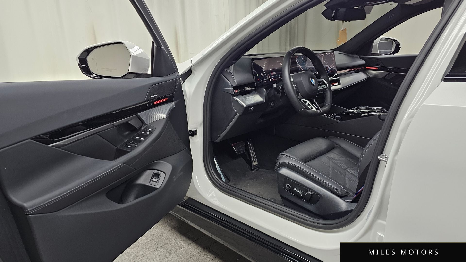BMW 5 Series (G60) 2024 — миниатюра 10