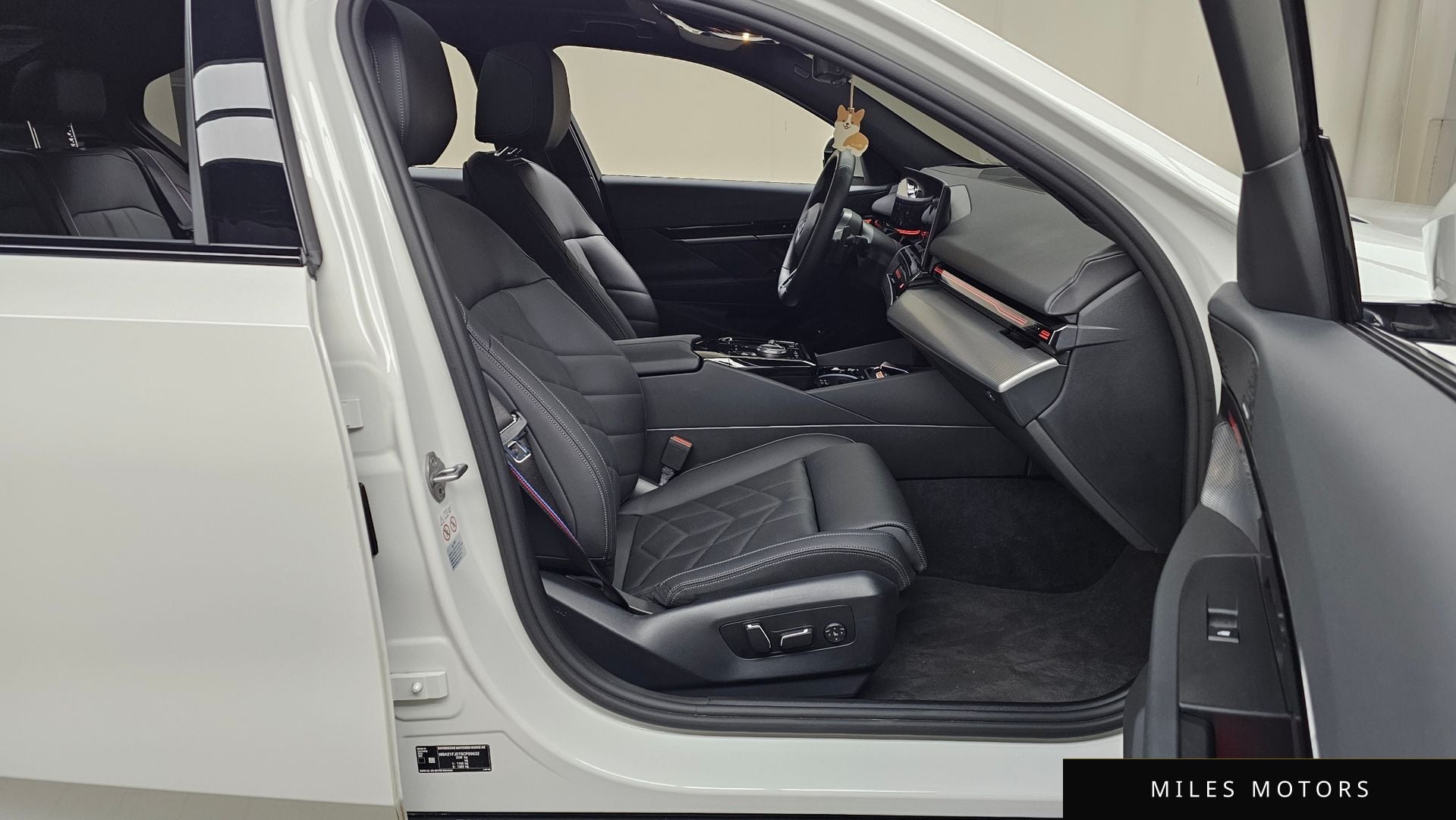 BMW 5 Series (G60) 2024 — миниатюра 11