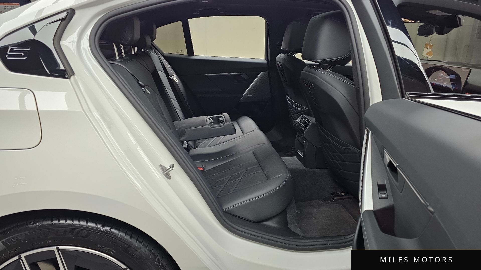 BMW 5 Series (G60) 2024 — миниатюра 12