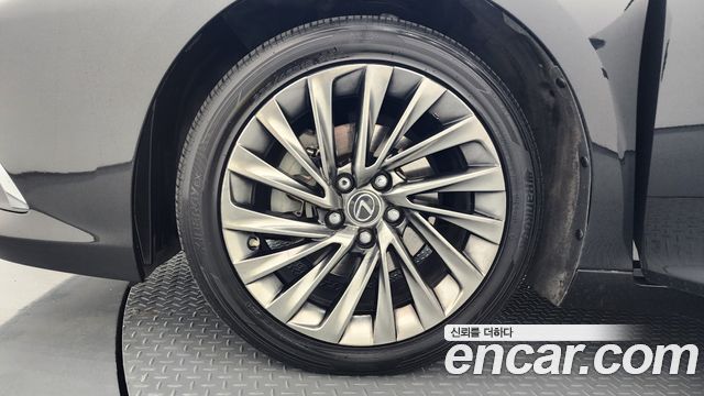 Лексус ES300h 2019 — миниатюра 5