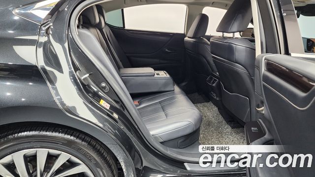 Лексус ES300h 2019 — миниатюра 16