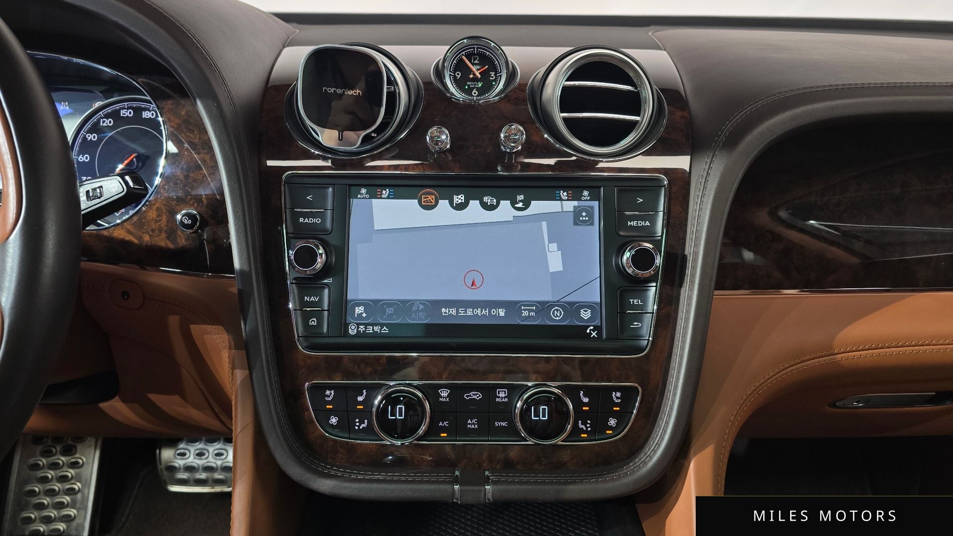 Bentley 벤테이가 2018 — миниатюра 14