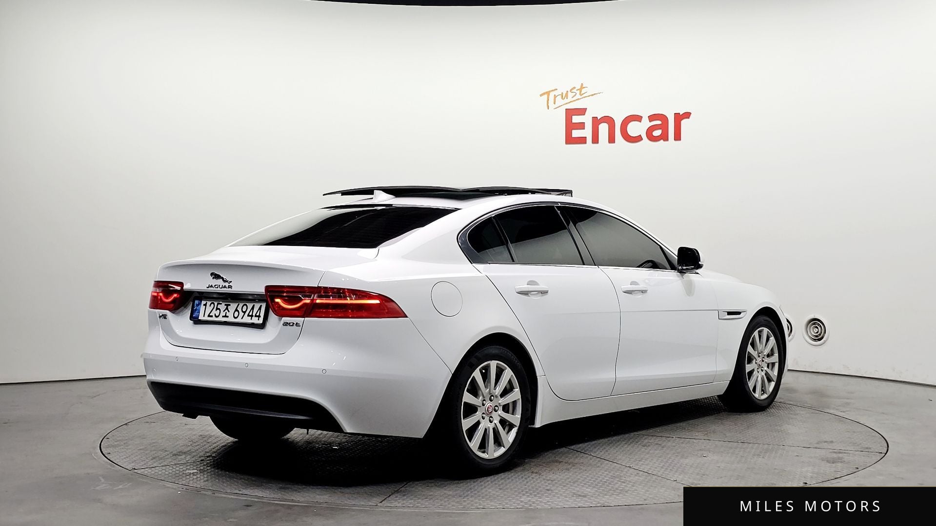 Jaguar XE 2016 — миниатюра 2
