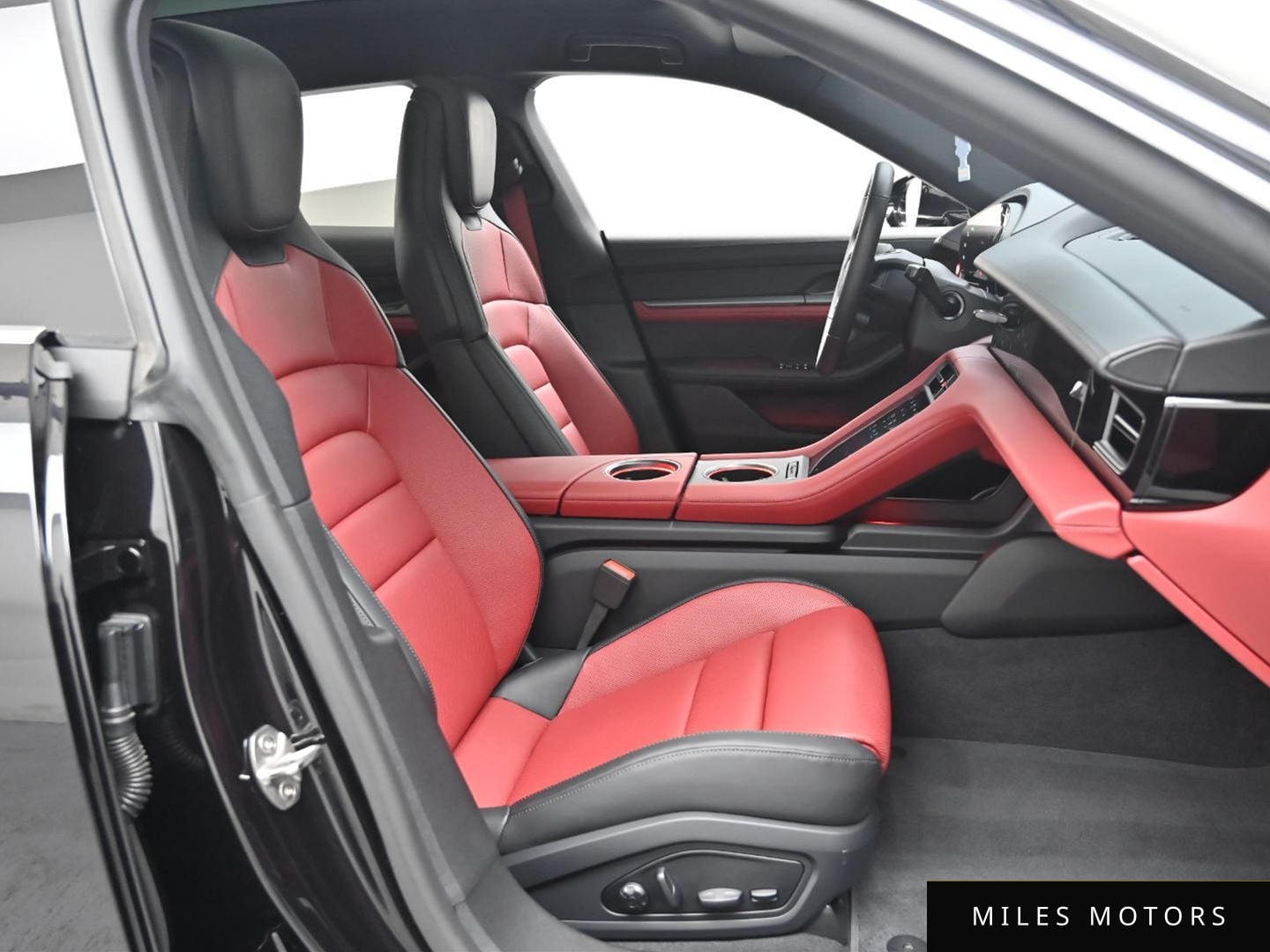 Porsche Taycan 2025 — миниатюра 10
