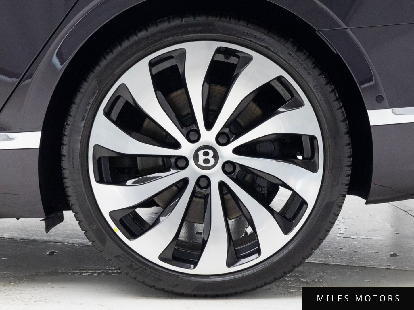 Bentley Flying Spur 2024 — миниатюра 5
