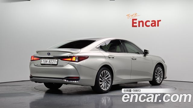 Лексус ES300h 2019 — миниатюра 2