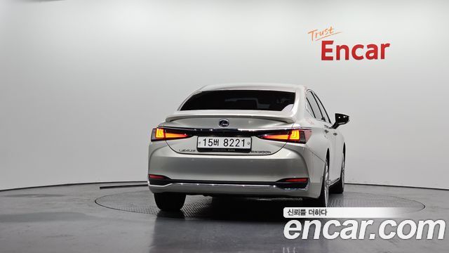 Лексус ES300h 2019 — миниатюра 4