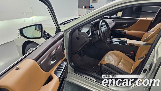 Лексус ES300h 2019 — миниатюра 15