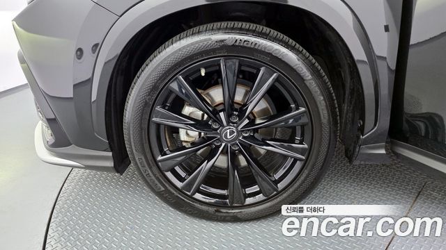 Лексус NX450h+ 2023 — миниатюра 4