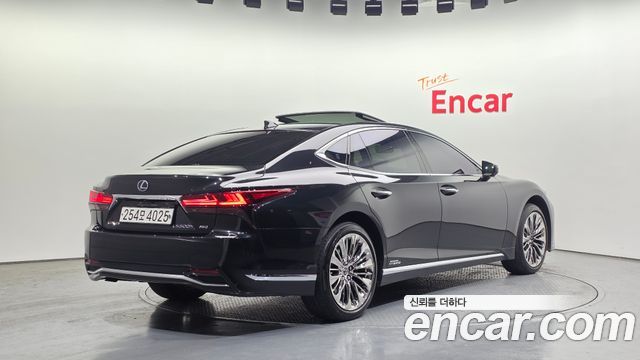 Лексус LS500h 2021 — миниатюра 2