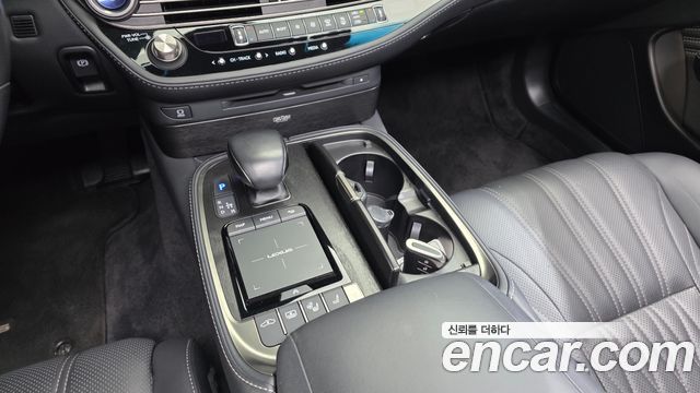 Лексус LS500h 2021 — миниатюра 9