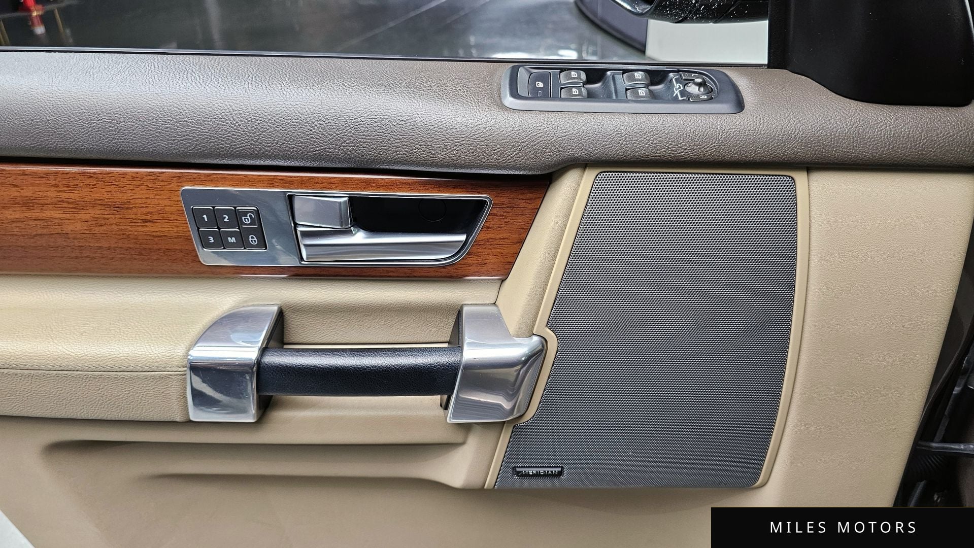 Land Rover Discovery 2016 — миниатюра 14