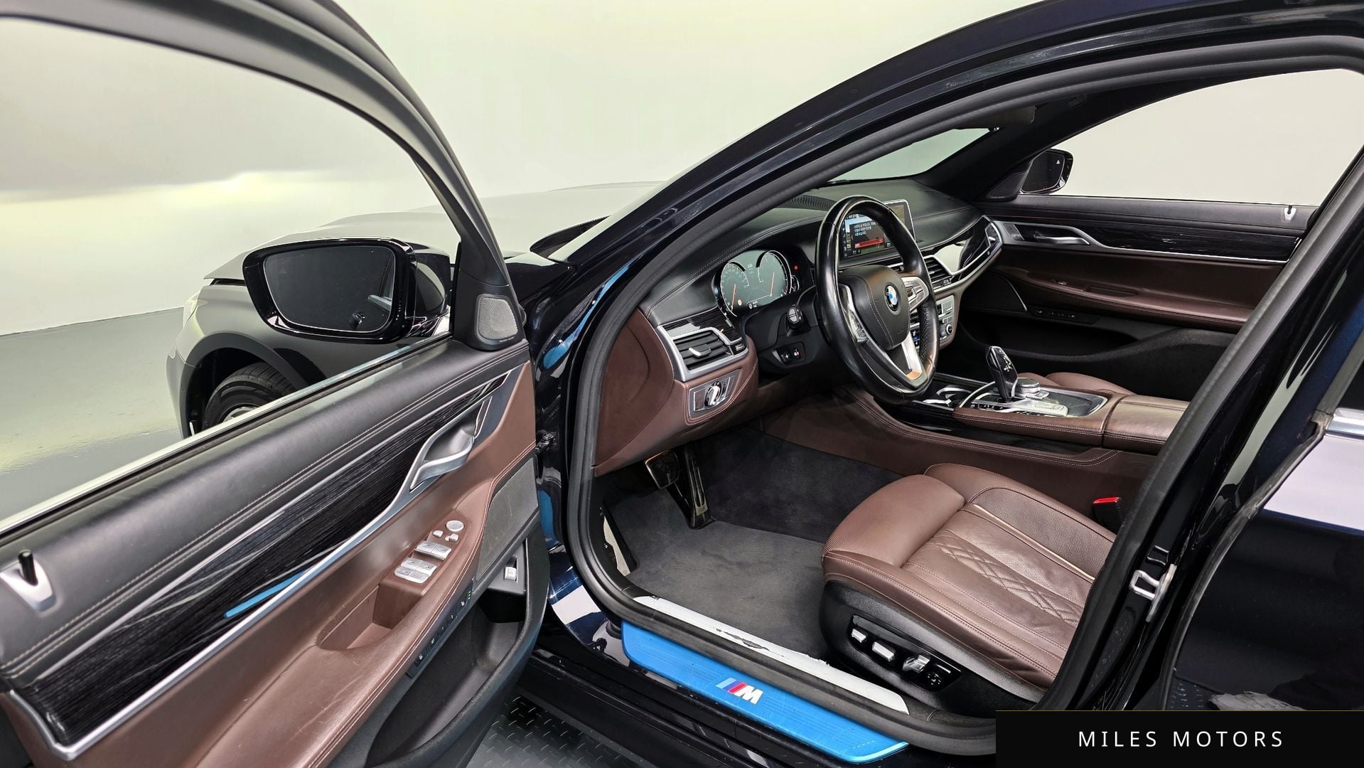 BMW 7 Series (G11) 2018 — миниатюра 11