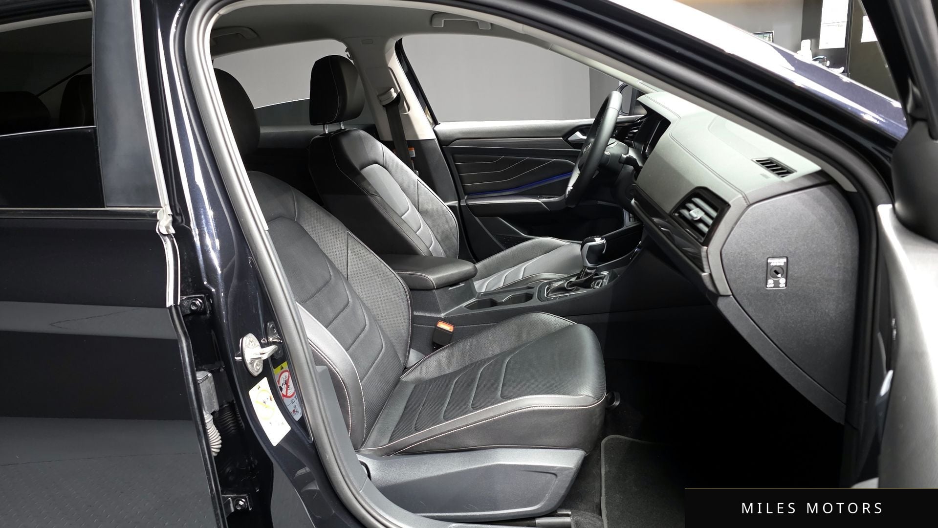 Volkswagen 제타 2023 — миниатюра 11