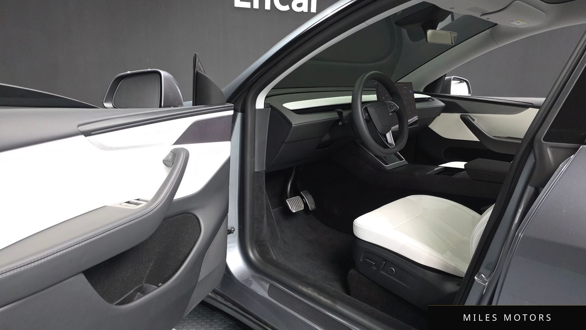 Tesla Model Y 2025 — миниатюра 10