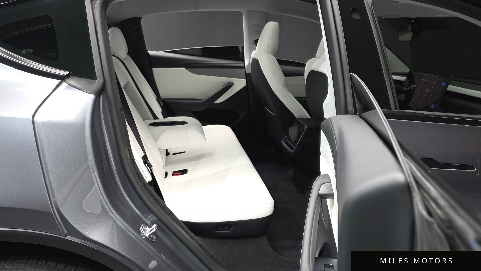Tesla Model Y 2025 — миниатюра 12