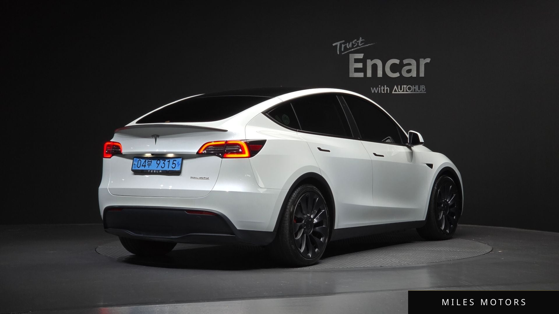 Tesla Model Y 2023 — миниатюра 2
