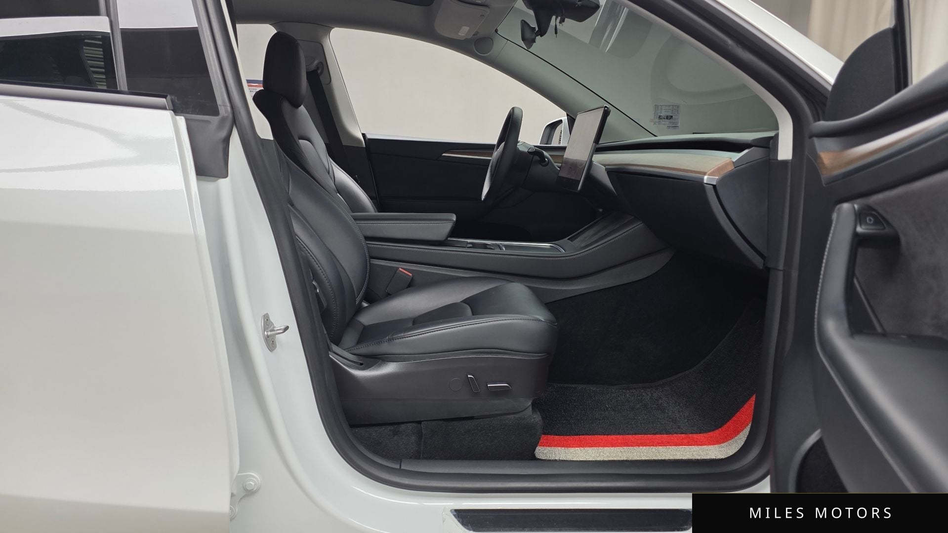 Tesla Model Y 2023 — миниатюра 11