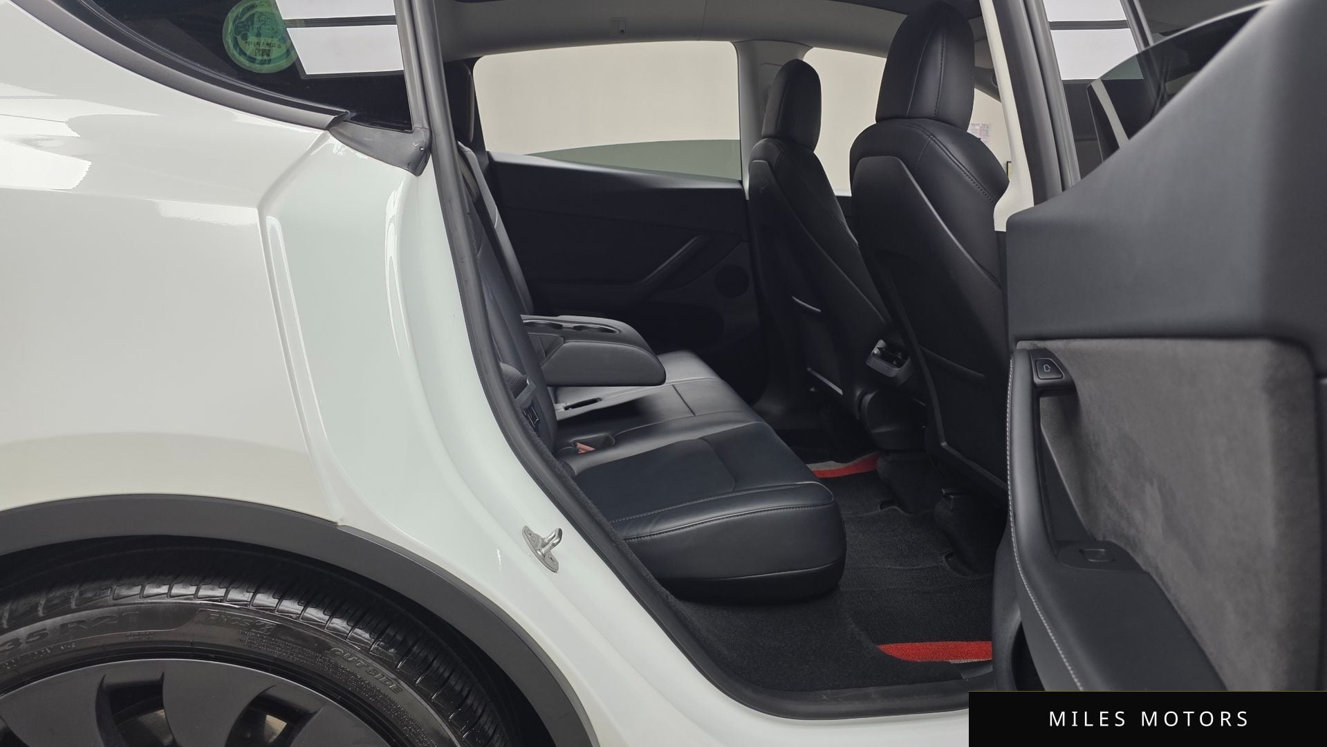 Tesla Model Y 2023 — миниатюра 12