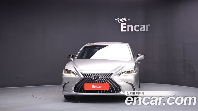 Лексус ES300h 2023 — миниатюра 3