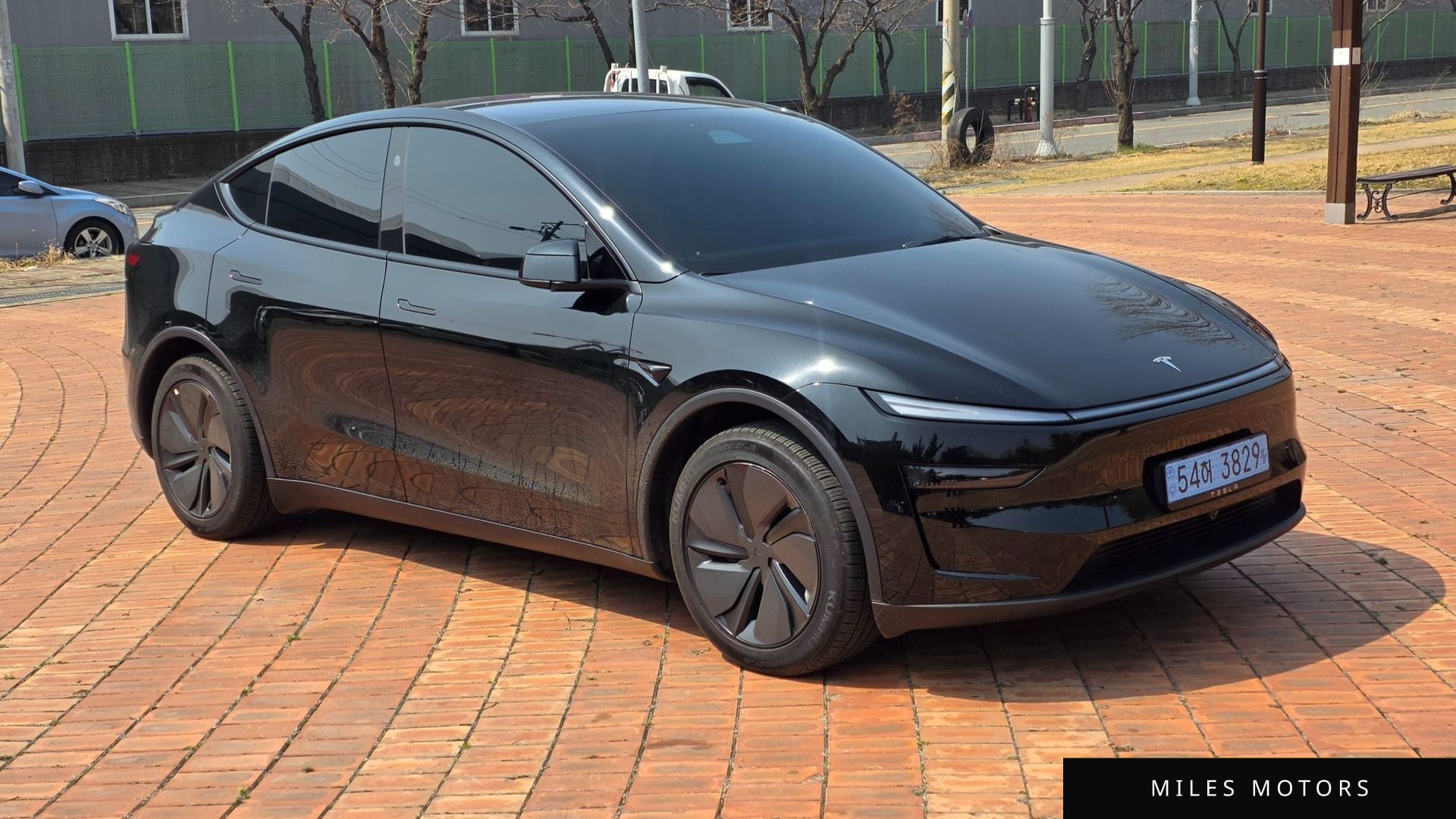 Tesla Model Y 2025 — миниатюра 2