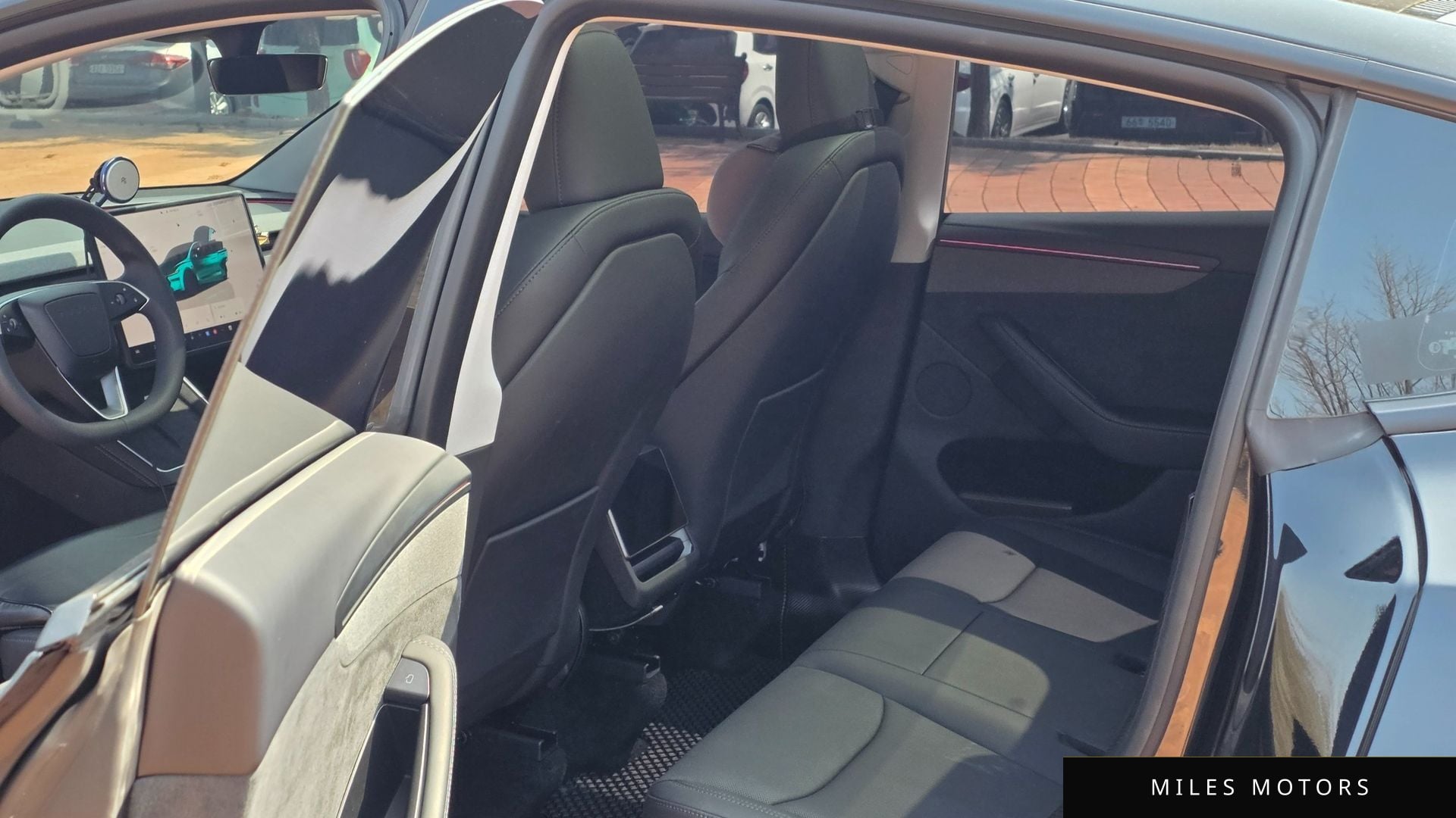 Tesla Model Y 2025 — миниатюра 12