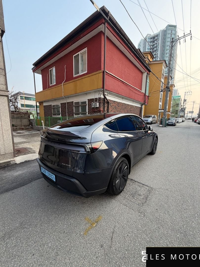 Tesla 모델 Y 2025 — миниатюра 7