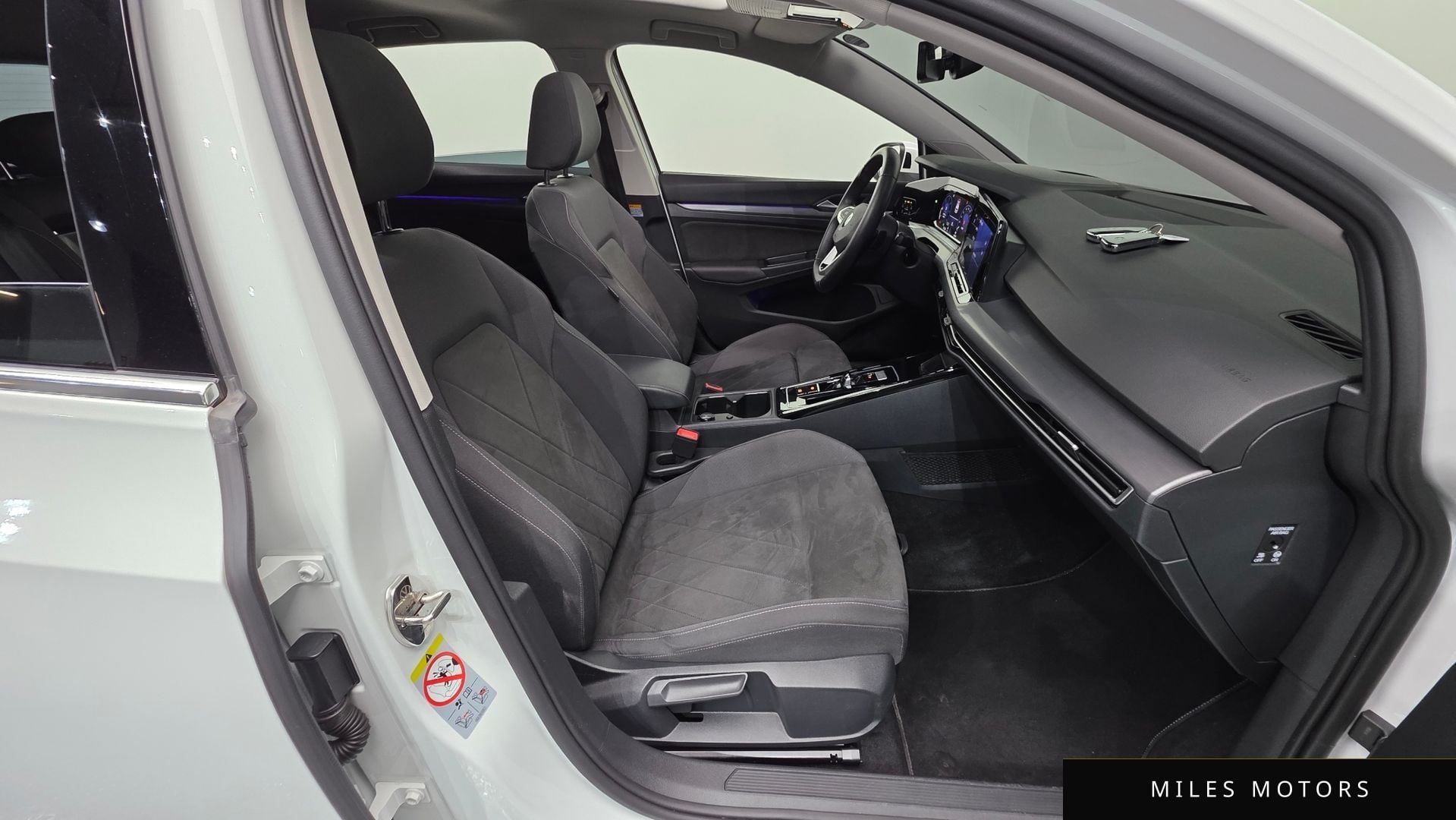 Volkswagen 골프 2023 — миниатюра 10