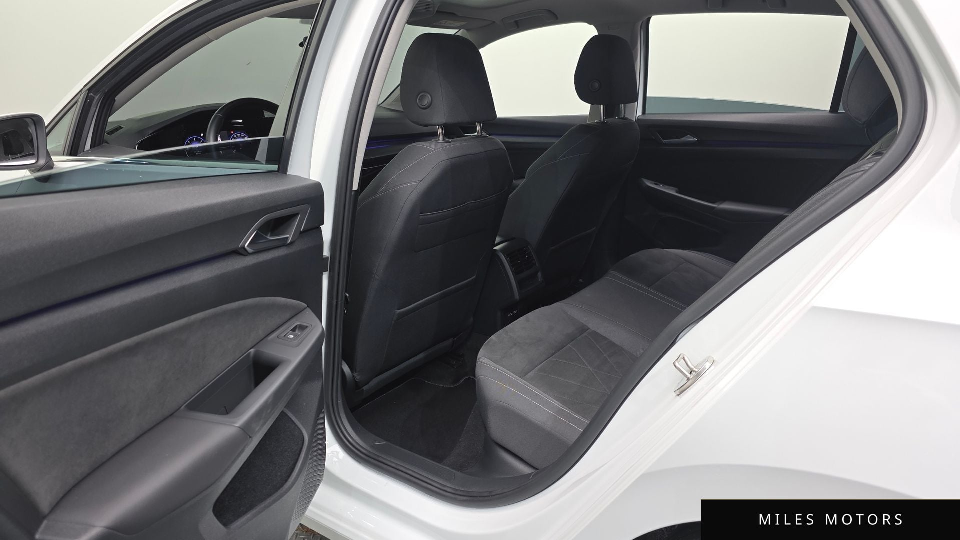 Volkswagen 골프 2023 — миниатюра 18