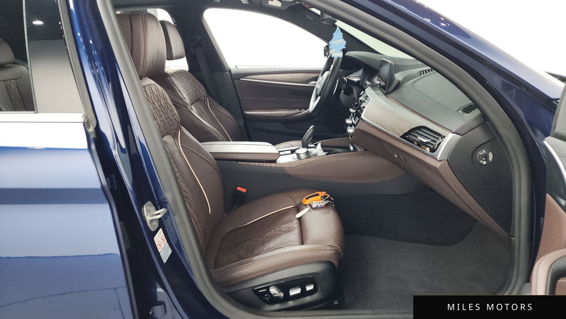 BMW 5 Series (G30) 2020 — миниатюра 11