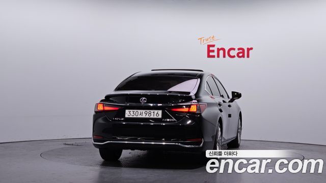 Лексус ES300h 2022 — миниатюра 4