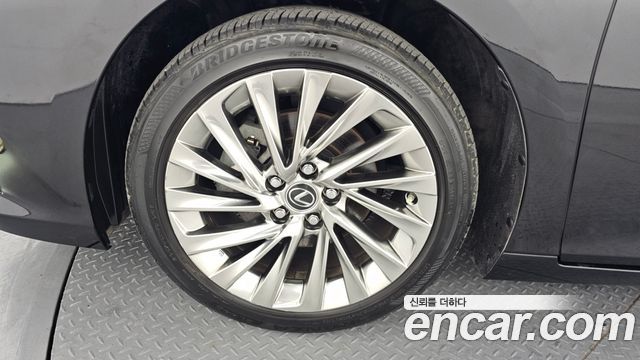 Лексус ES300h 2022 — миниатюра 5