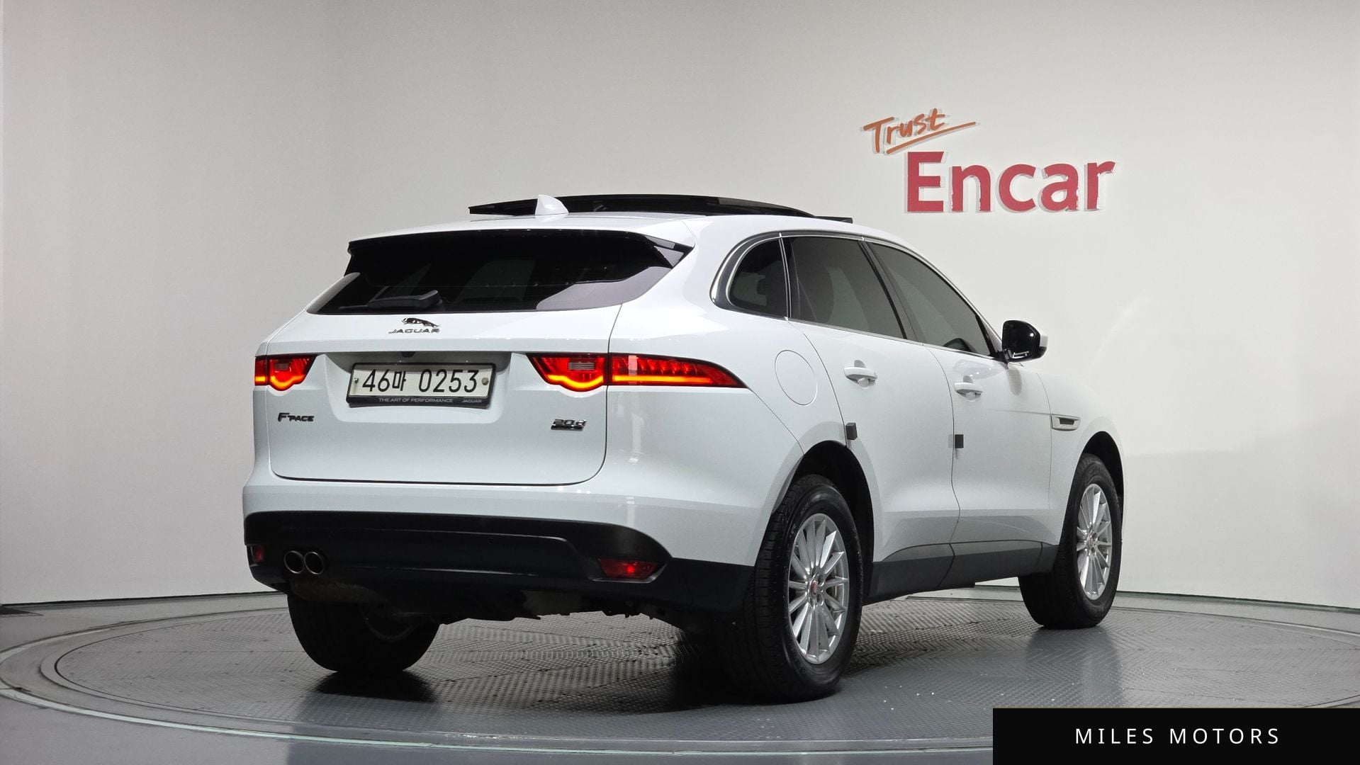 Jaguar F-PACE 2017 — миниатюра 2