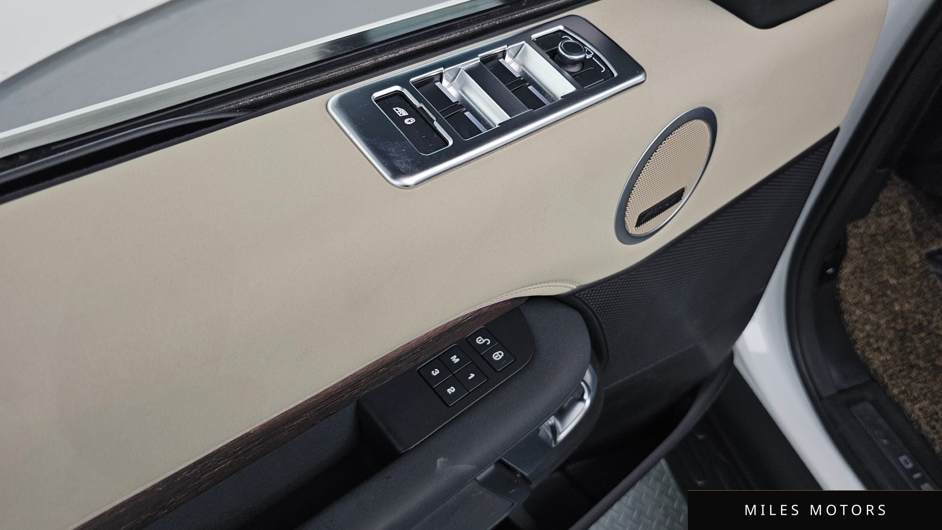 Land Rover Discovery 2017 — миниатюра 18