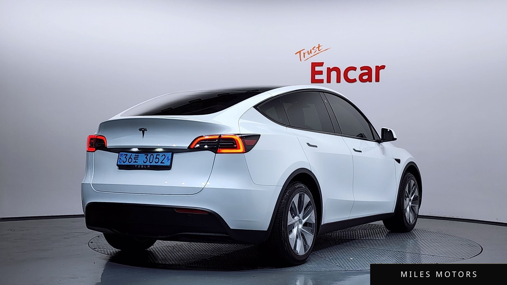Tesla Model Y 2023 — миниатюра 2