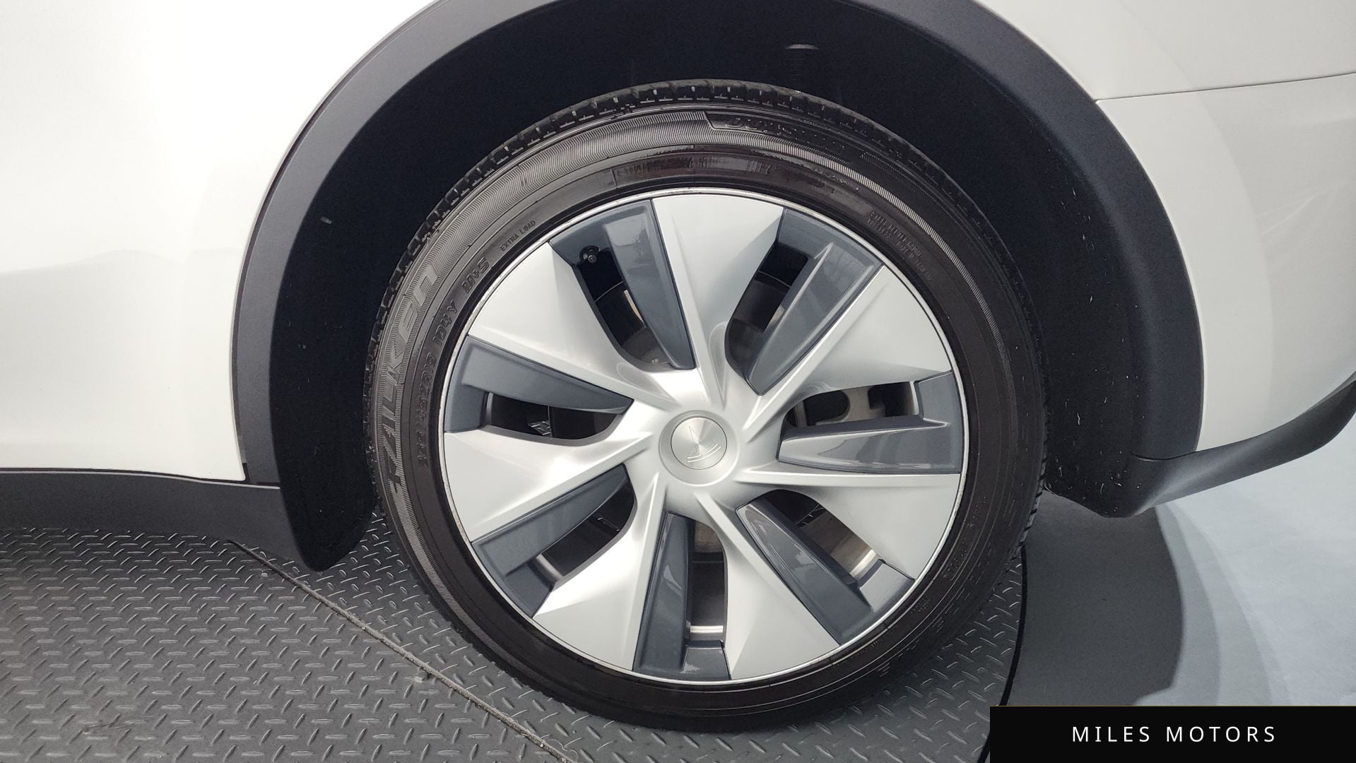 Tesla Model Y 2023 — миниатюра 5