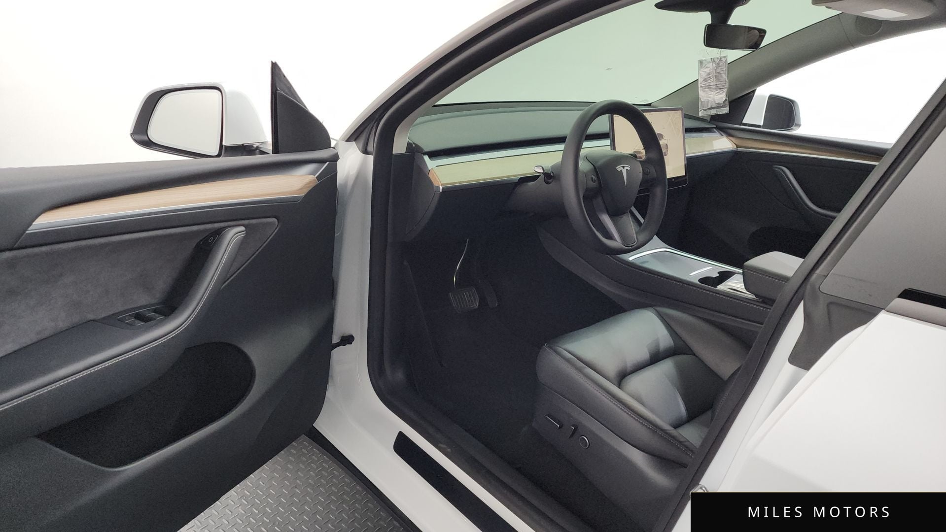 Tesla Model Y 2023 — миниатюра 10