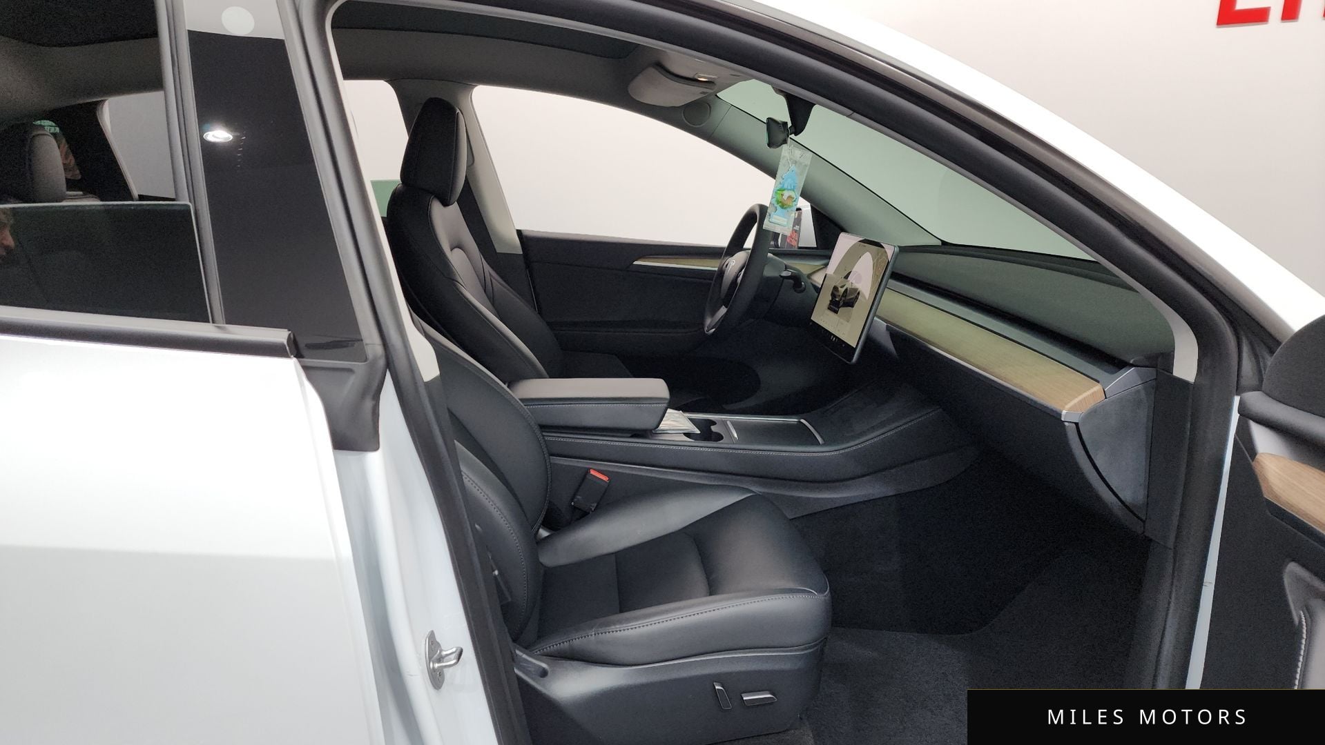 Tesla Model Y 2023 — миниатюра 11
