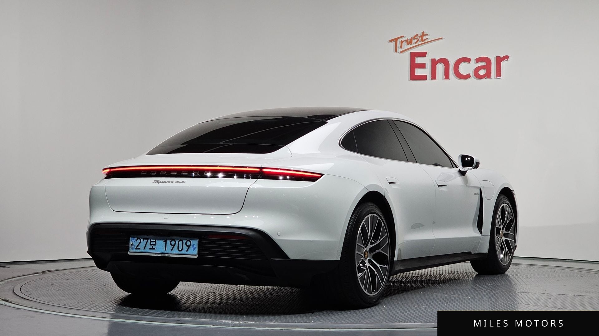 Porsche Taycan 2021 — миниатюра 2