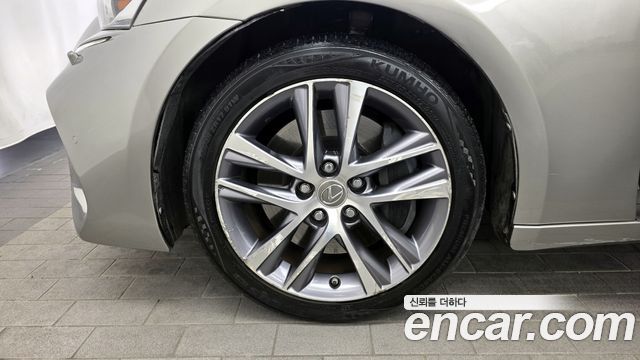 Лексус IS200t 2017 — миниатюра 5
