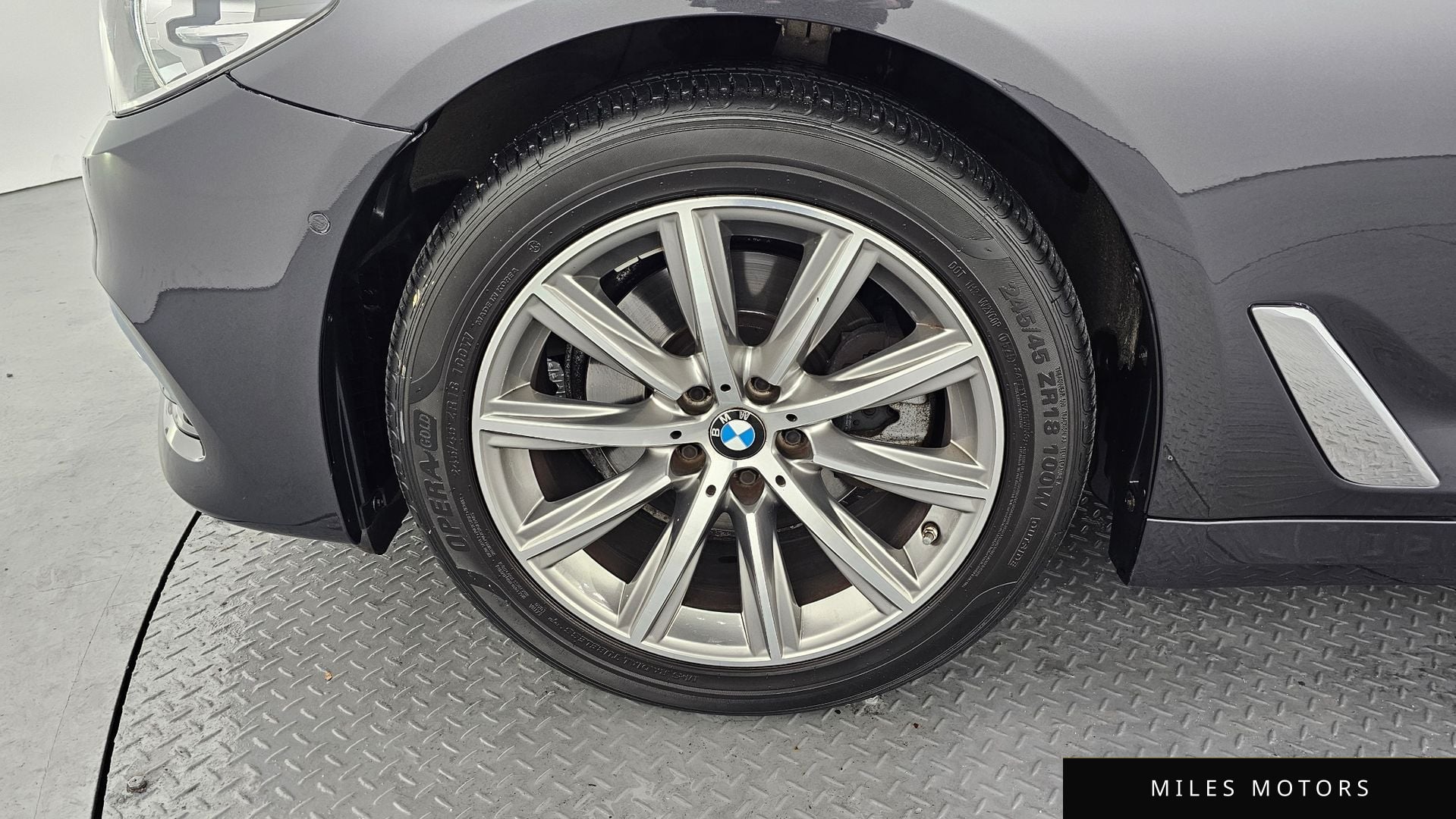 BMW 5 Series (G30) 2018 — миниатюра 5