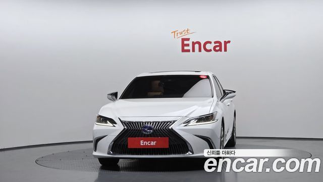 Лексус ES300h 2019 — миниатюра 3