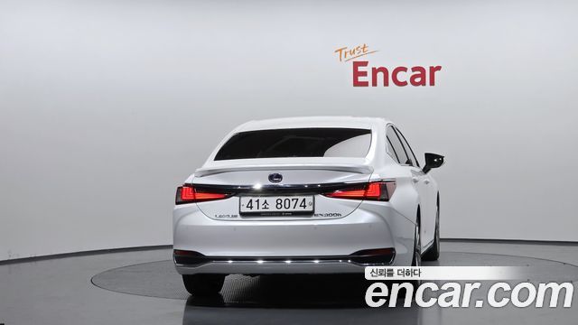 Лексус ES300h 2019 — миниатюра 4