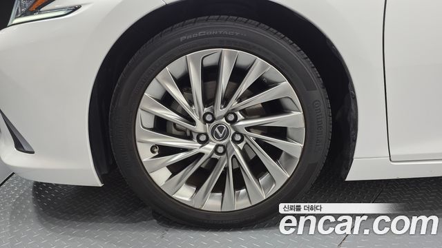 Лексус ES300h 2019 — миниатюра 5