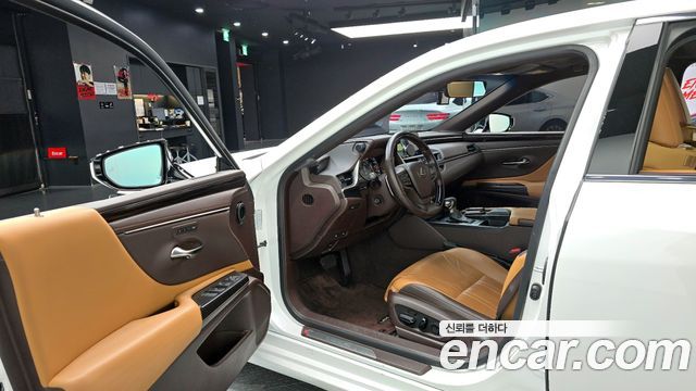 Лексус ES300h 2019 — миниатюра 10