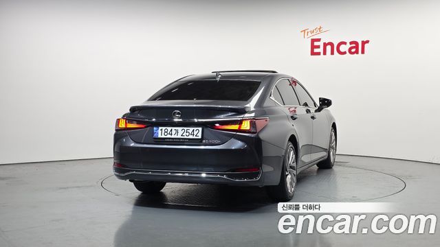 Лексус ES300h 2025 — миниатюра 4